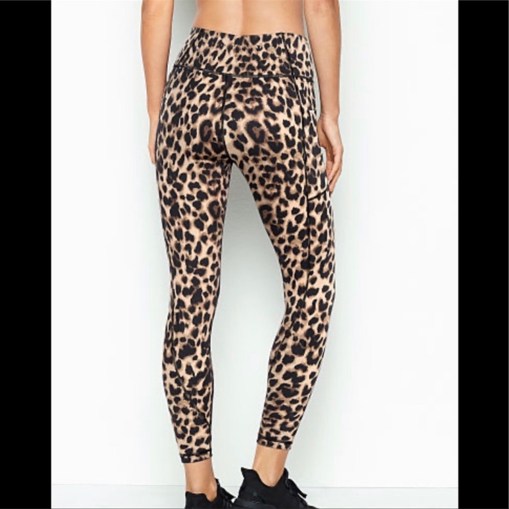 Essential pocket legging in cheetah print